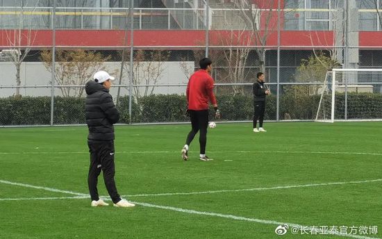 韩庚领衔众主创亮相，他们摩登新潮的造型，与异域风情完美融合，让经典的探案IP焕发出全新活力，也令观众对如此风格下的离奇探案故事产生浓重好奇