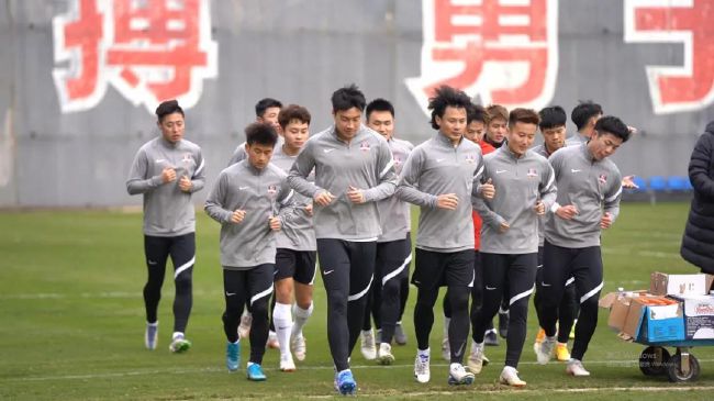 拜仁不会在1月签帕利尼亚 但本人仍想加盟拜仁据德天空记者FlorianPlettenberg报道，拜仁暂时还无意冬窗签富勒姆中场帕利尼亚，但情况可能会变。